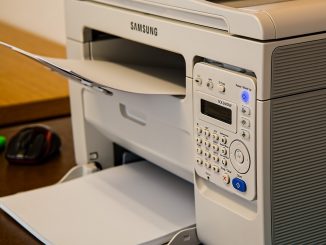 Grå printer på arbejde