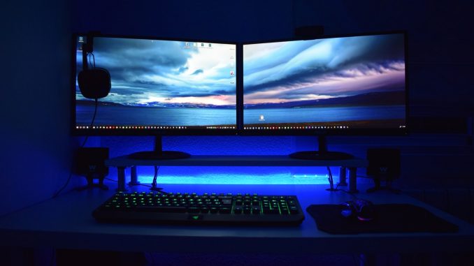 To kæmpe computer skærme og tastatur med lys
